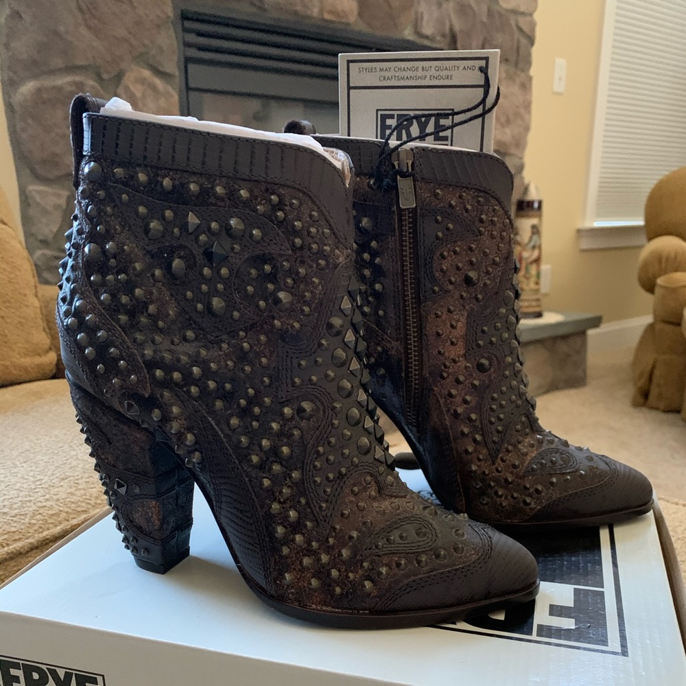 W Size 7.5 M / FRYE REMY DECO BOOTIE /Whiskey